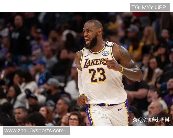 詹姆斯替补席上显不满情绪频频起身运球引发关注